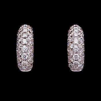 862. A pair of brilliant cut diamond earrings, tot. 2.83 cts.