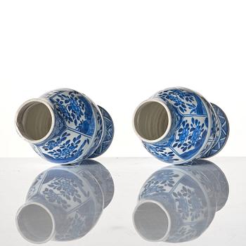 A pair of blue and white vases, Qing dynasty, Kangxi (1662-1722).