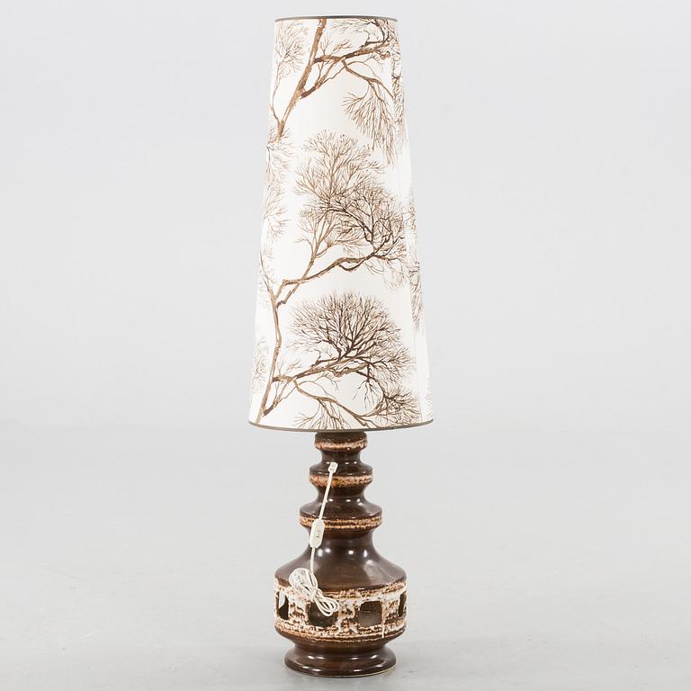 A 1960/70´S CERAMIC FLOOR LAMP.