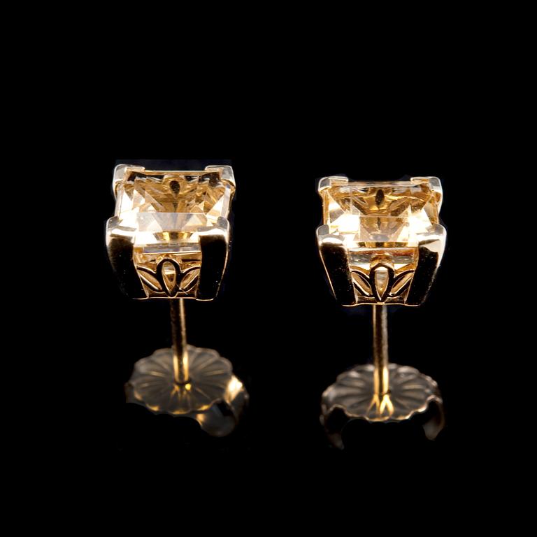 A PAIR OF EARRINGS, Cambodian square cut golden beryl 1.85 ct.