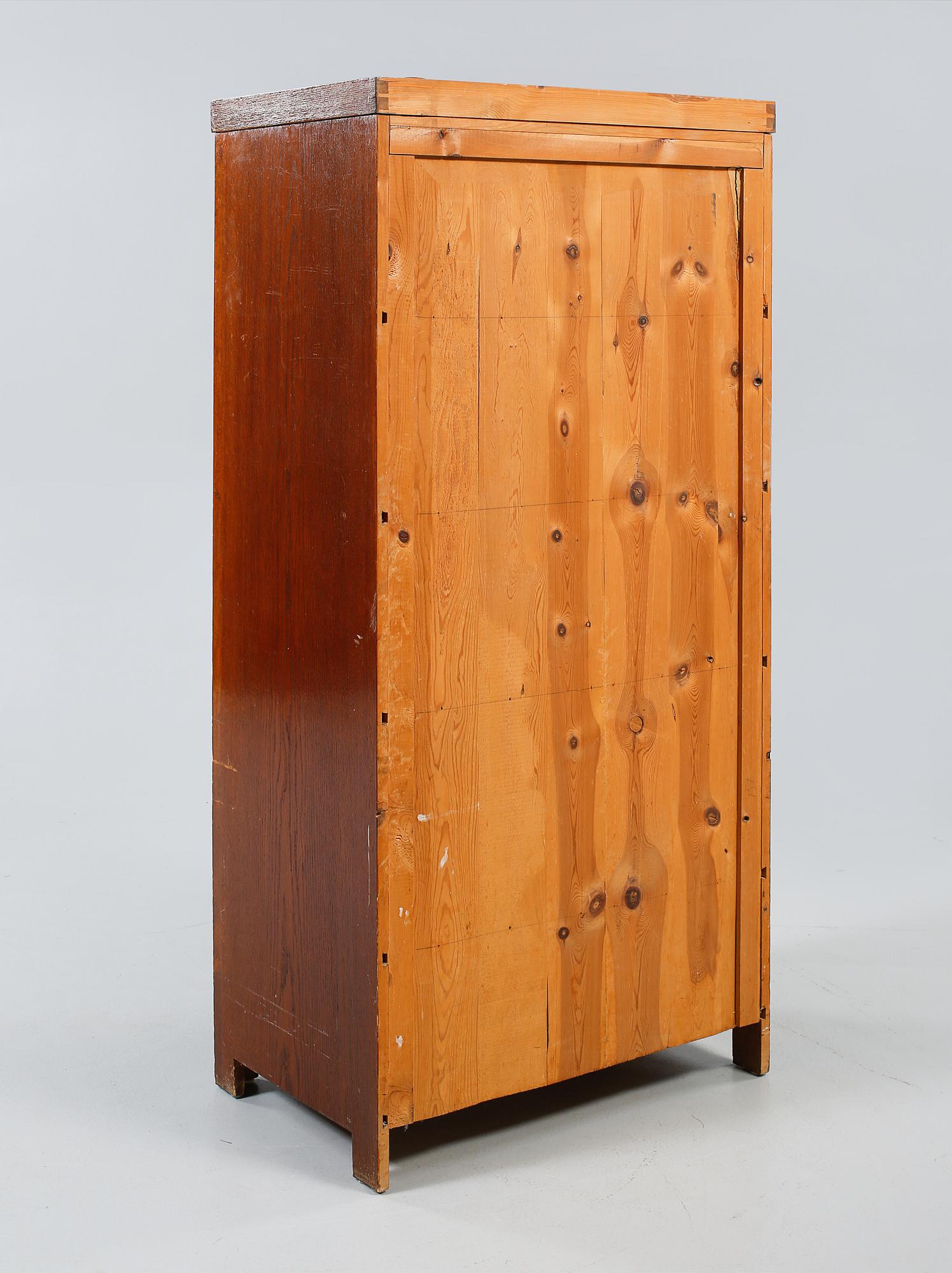 KLÄDSKÅP, 1900-talets första hälft.