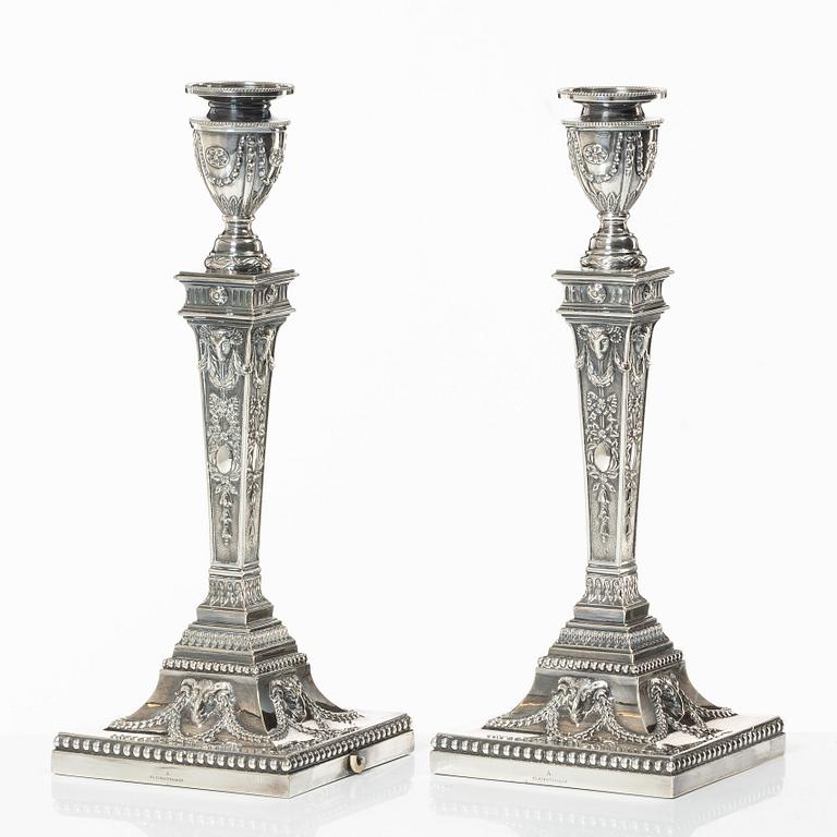 A pair och silver plated candelsticks, mark of  Elkington & Co, Birmingham, 1888-1890.
