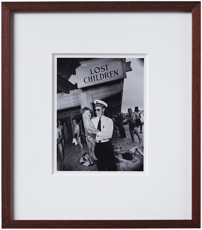 Weegee, "Park Department attendant with lost child, Coney Island, Brooklyn, New York, June 9, 1941".