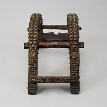 Sadel, trä och metall. Troligen sen Qing dynasti (1644-1911).