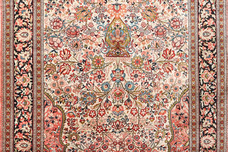 Matta, silke Ghom, ca. 182 x 122.