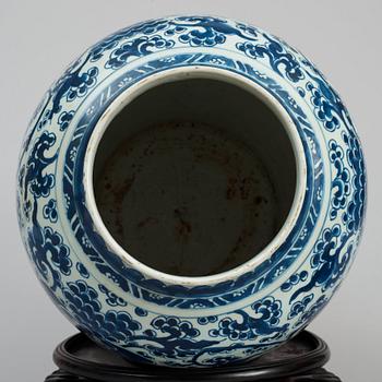A large blue and white jar, Qing dynasty, Kangxi (1662-1722).