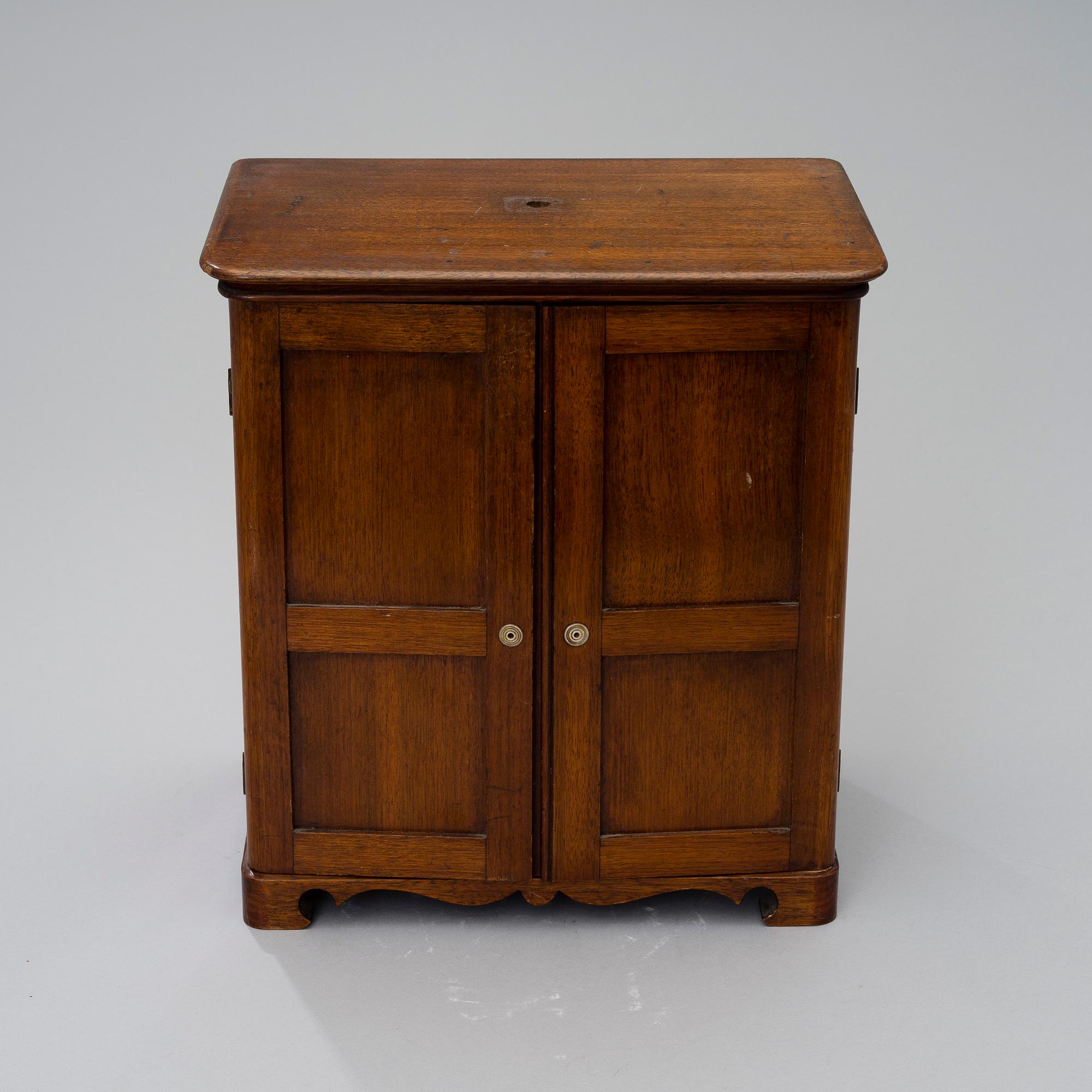 HUMIDOR/CIGARRSKÅP, mahogny, 1800-talets slut.