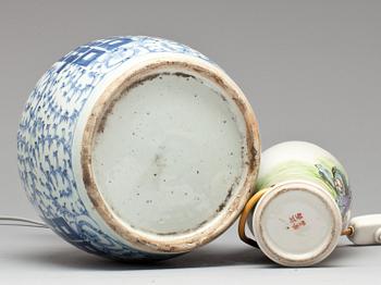 BORDSLAMPOR, 2 st, porslin, Kina, 1900-tal.