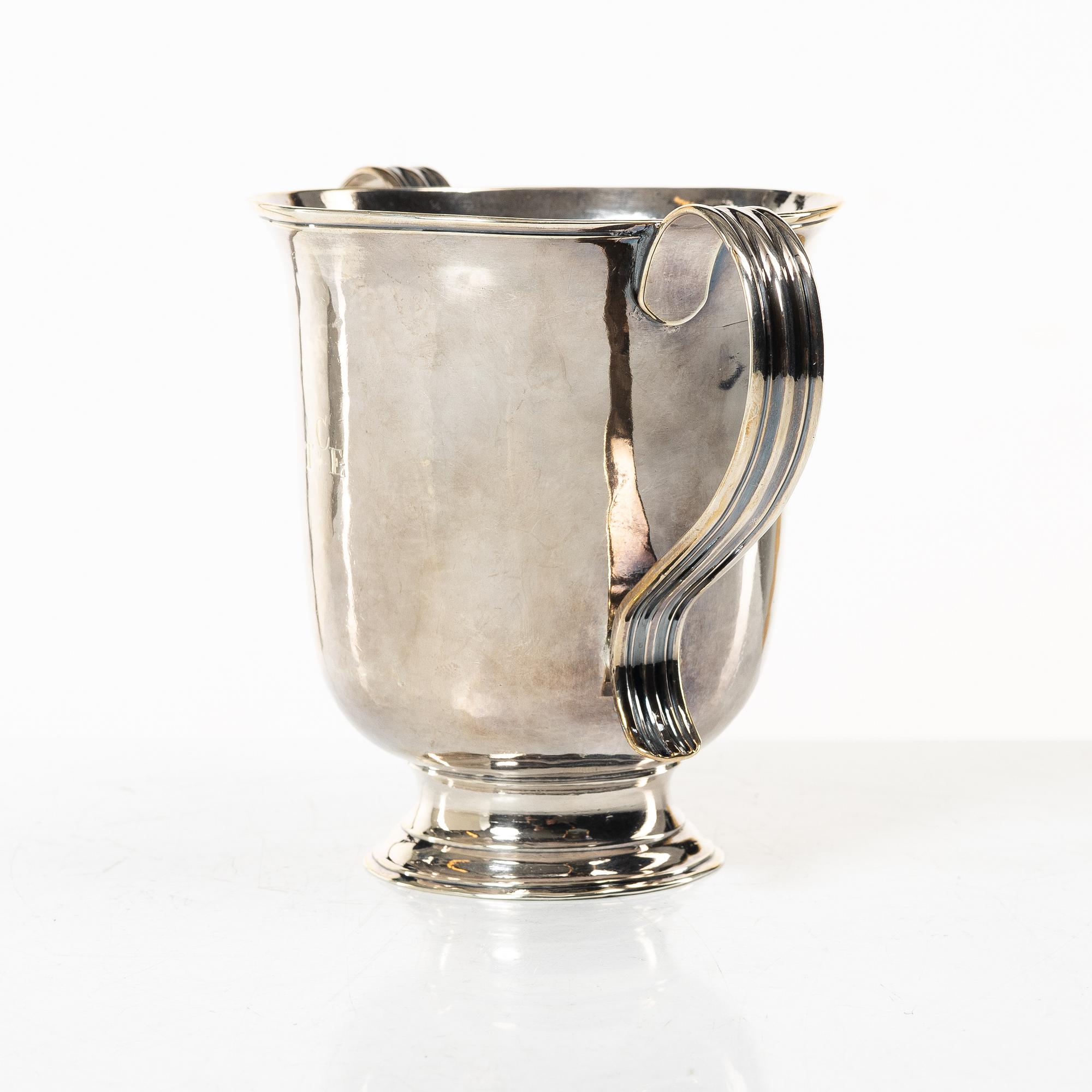 An English silver porringer, mark of Benjamin Cartwright I, London 1760.