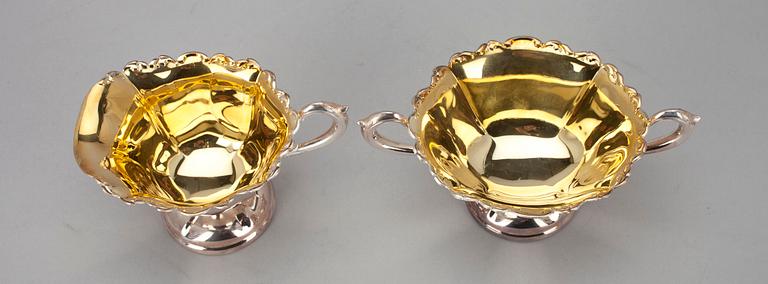 SOCKERSKÅL samt GRÄDDSNÄCKA, silver, rokokostil, Kuopion Kultaseppä 1986. Tot. vikt ca 180,3 g.