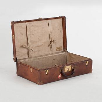 LOUIS VUITTON, a brown faux leather suitcase from around 1910.