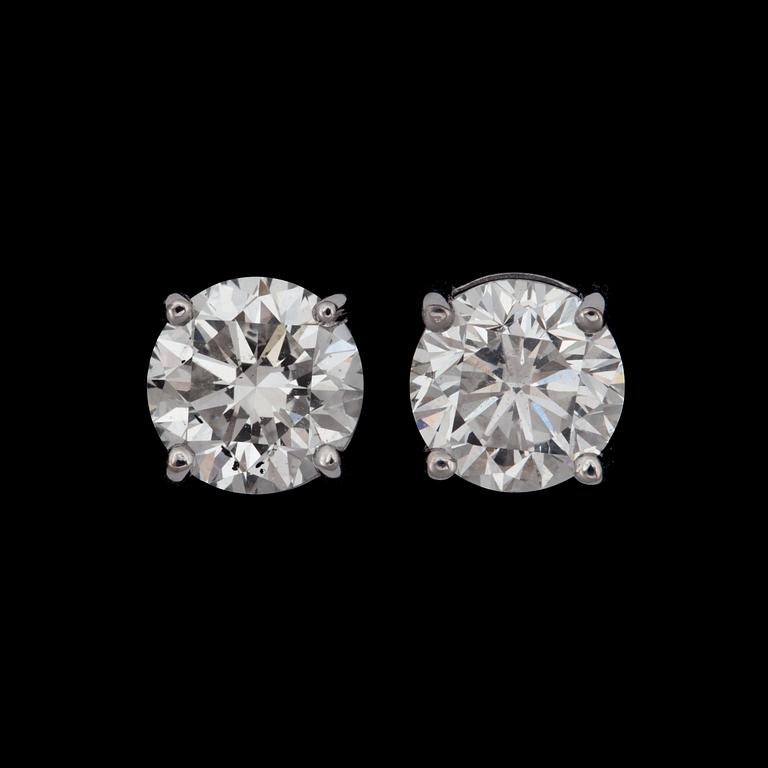 ÖRHÄNGEN med briljantslipade diamanter 1.00 ct samt 1.00 ct. G/VS2.