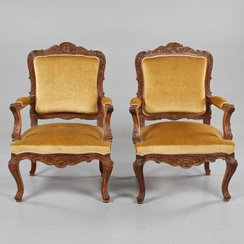 KARMSTOLAR, ett par, régance-stil, omkring 1900-talets mitt.