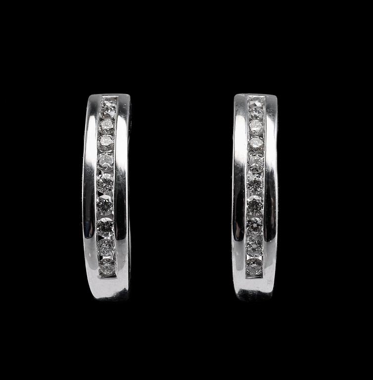 A PAIR OF EARRINGS, brilliant cut diamonds c. 0.40 ct. 18K white gold, weight 3,2 g.