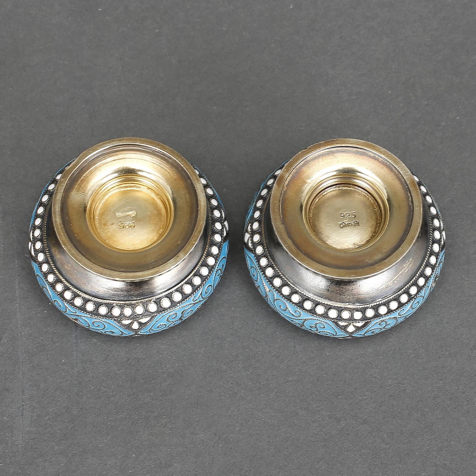 SALTKAR, ett par, silver och emalj, David Andersen, Oslo ca 1900. Tot vikt 45 gram.