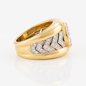 A ring in 18K gold set with a round brilliant-cut diamond.