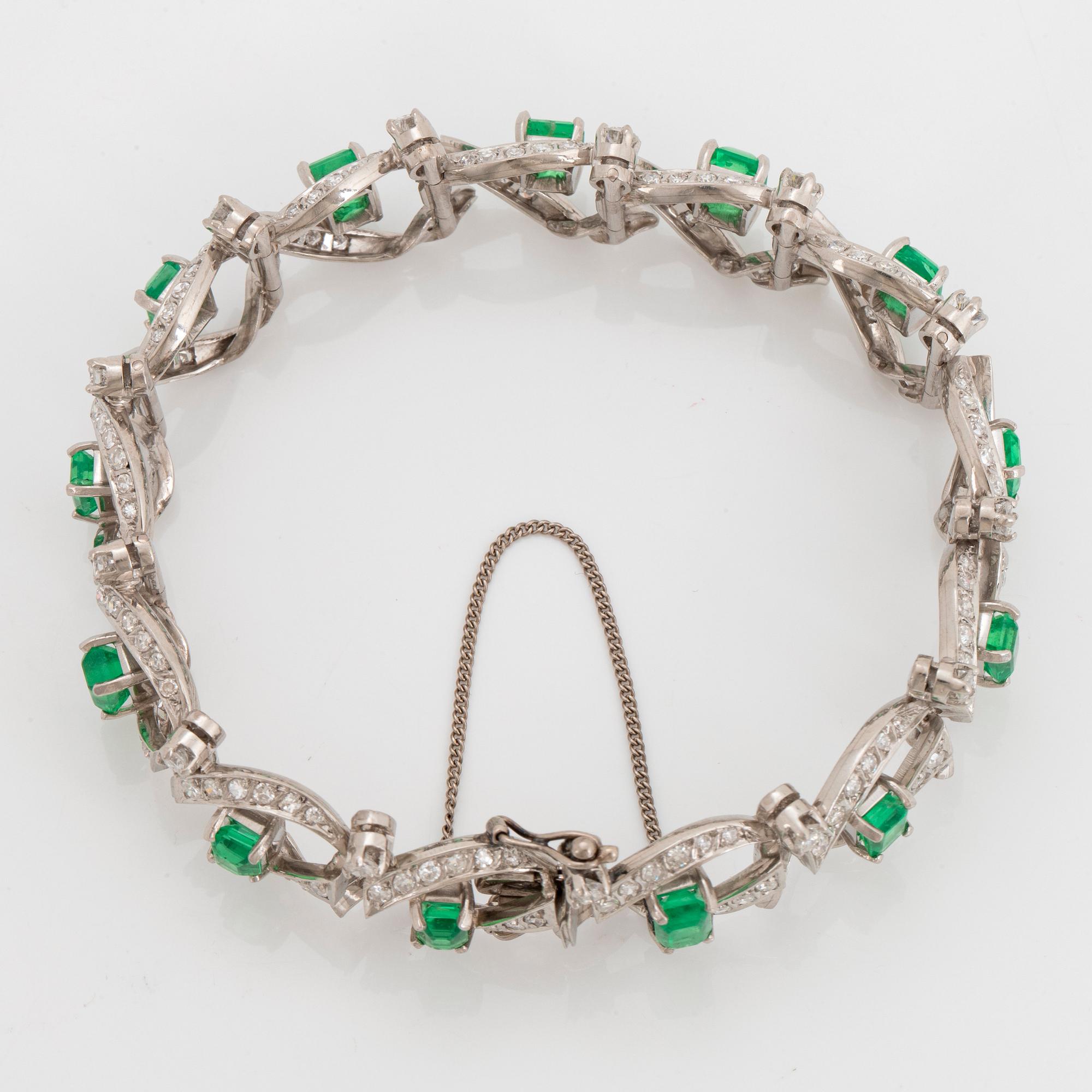 Armband platina med trappslipade smaragder totalvikt ca 12.50 ct.