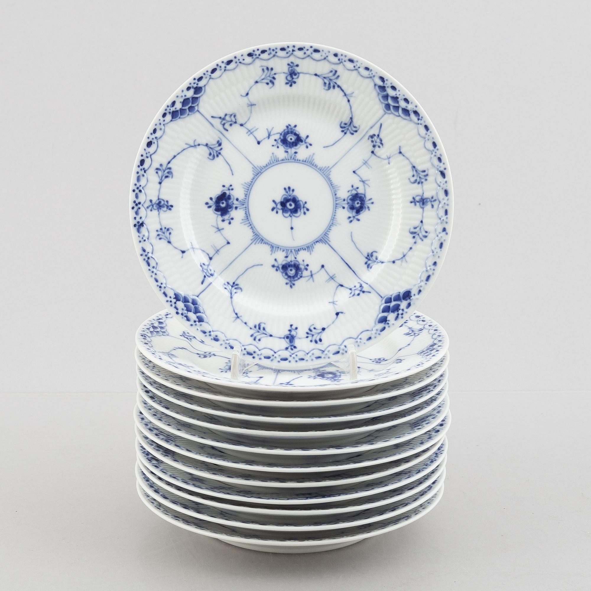 A set of twelve 'Blue Fluted Half Lace' / 'Musselmalet' porcelain dessert dishes, model 574, 20th century.