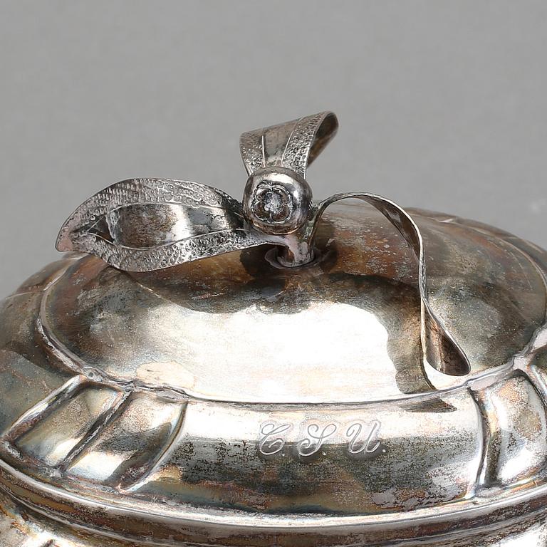 SOCKERSKRIN, silver, Johan Ascher, Växjö 1762.Total vikt 227 cm. Senbarock/Rokoko.