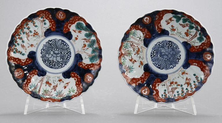 TALLRIKAR, 4 st, Kanton, Kina samt SKÅLFAT, 2 st, Japan, 1800/1900-tal.