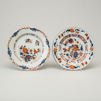 TALLRIKAR, två stycken, kompaniporslin. Qingdynastin, 1700-tal.