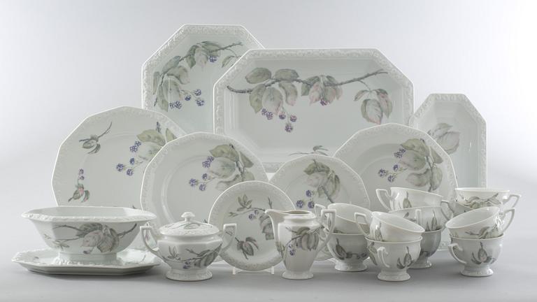 MATSERVIS, 68 delar, porslin, "Maria Björnbär", Classic rose collection, Rosenthal.