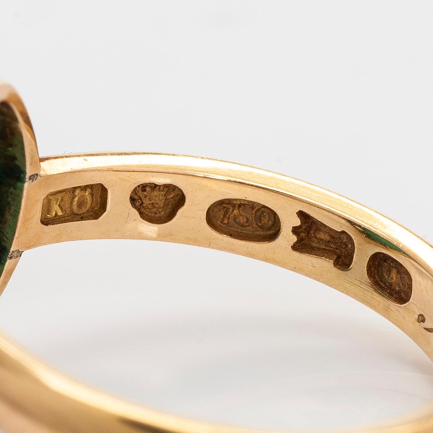 Ring, cabochon cut chrysoprase, 18K gold.