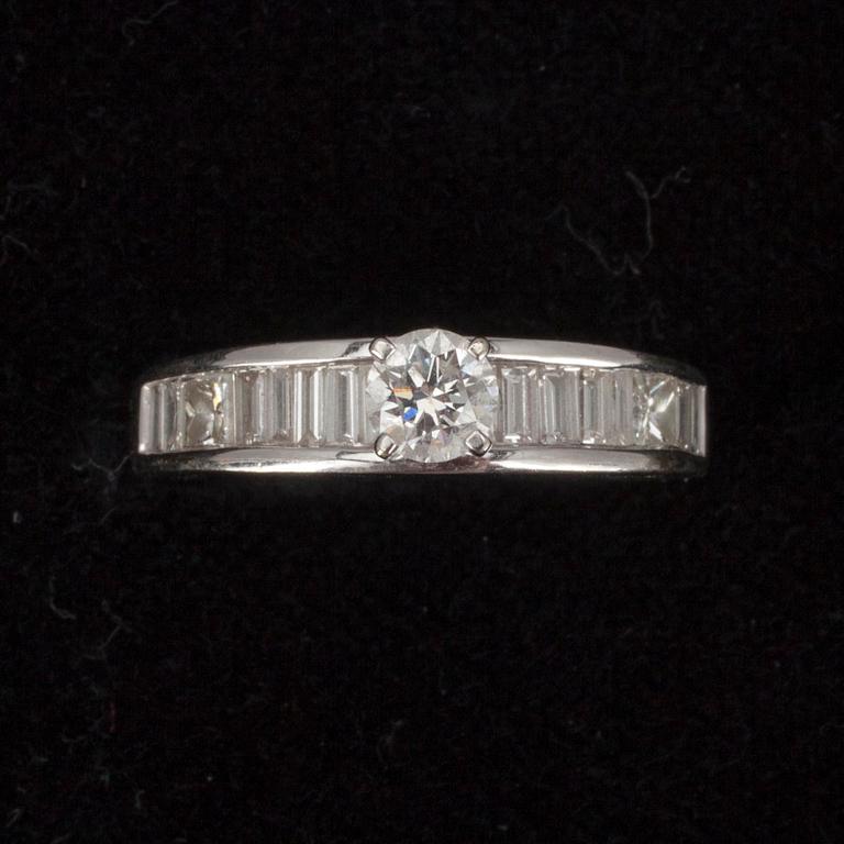RING, vitguld 18K och diamanter tot. 1 ct. Vikt ca 4 g.