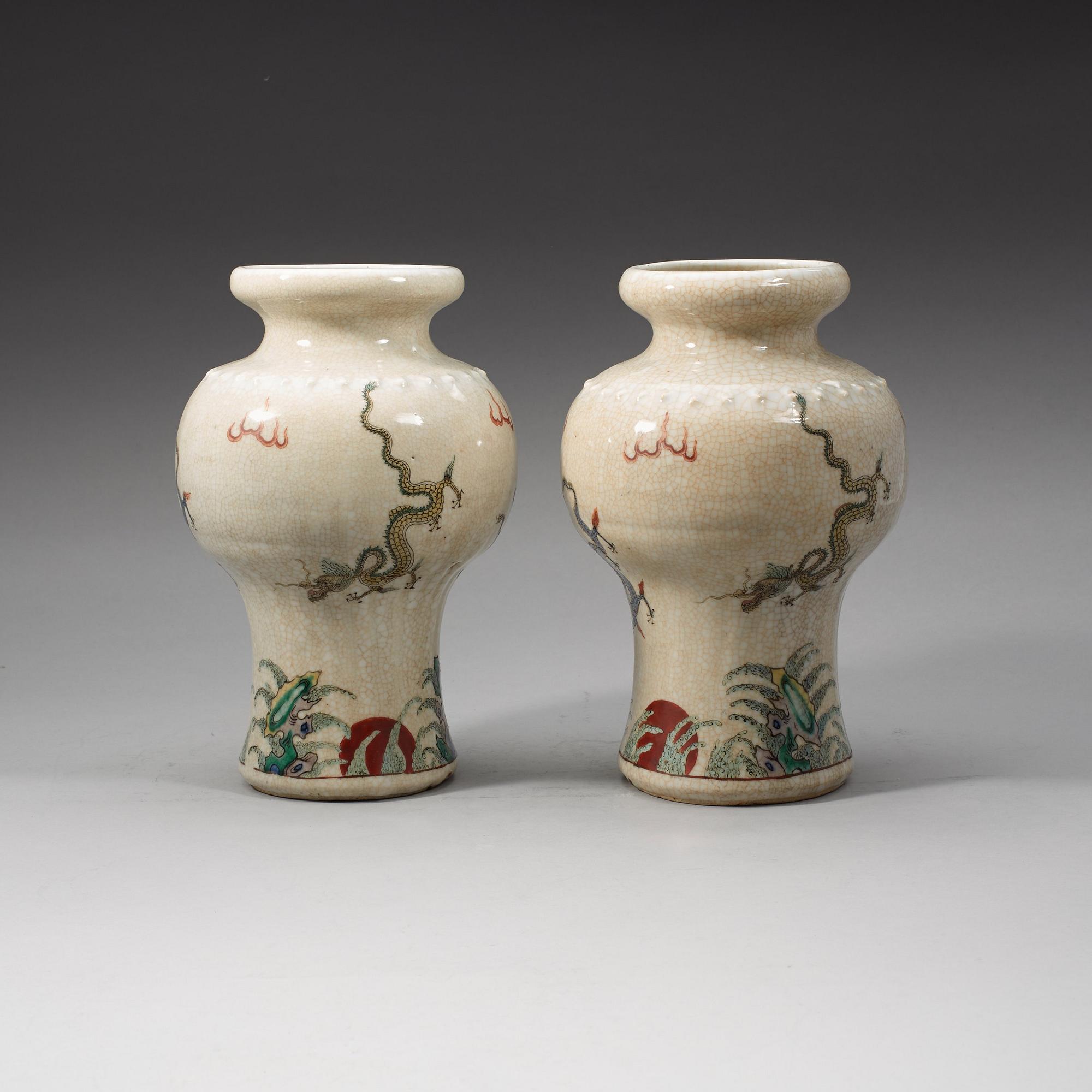 VASER, ett par, keramik. Qingdynastin, 1800-tal.