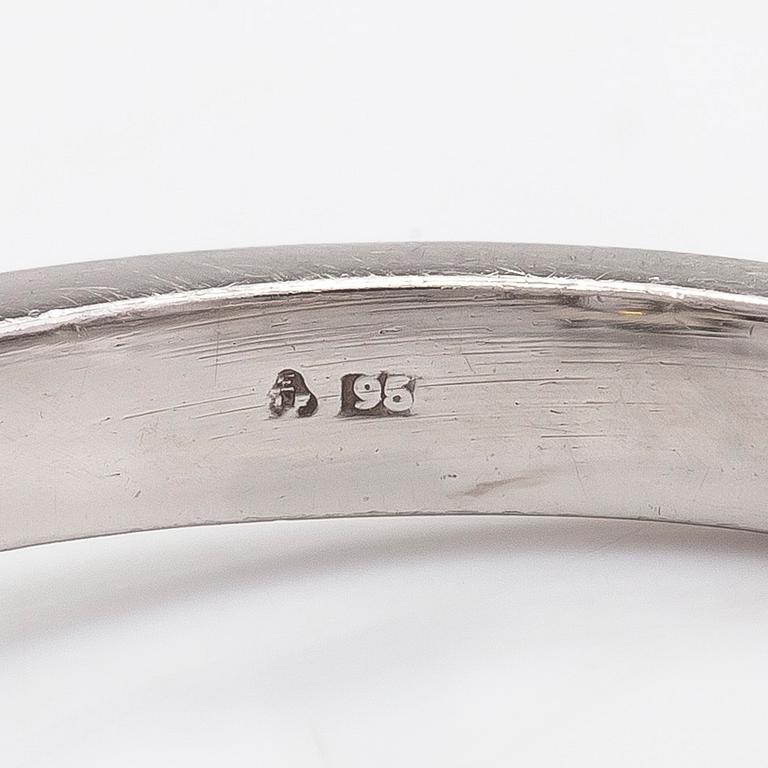 A platinum ring with a brilliant cut diamond ca 1.80 ct and two side-diamonds totalling ca 0.10 ct. With certificate.