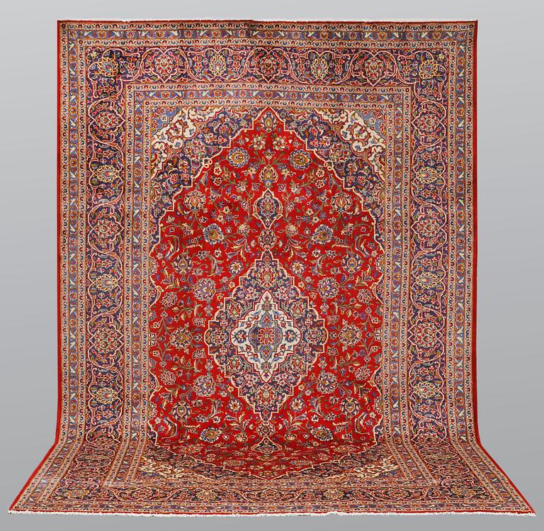 A carpet, Kashan, ca 355 x 248 cm.