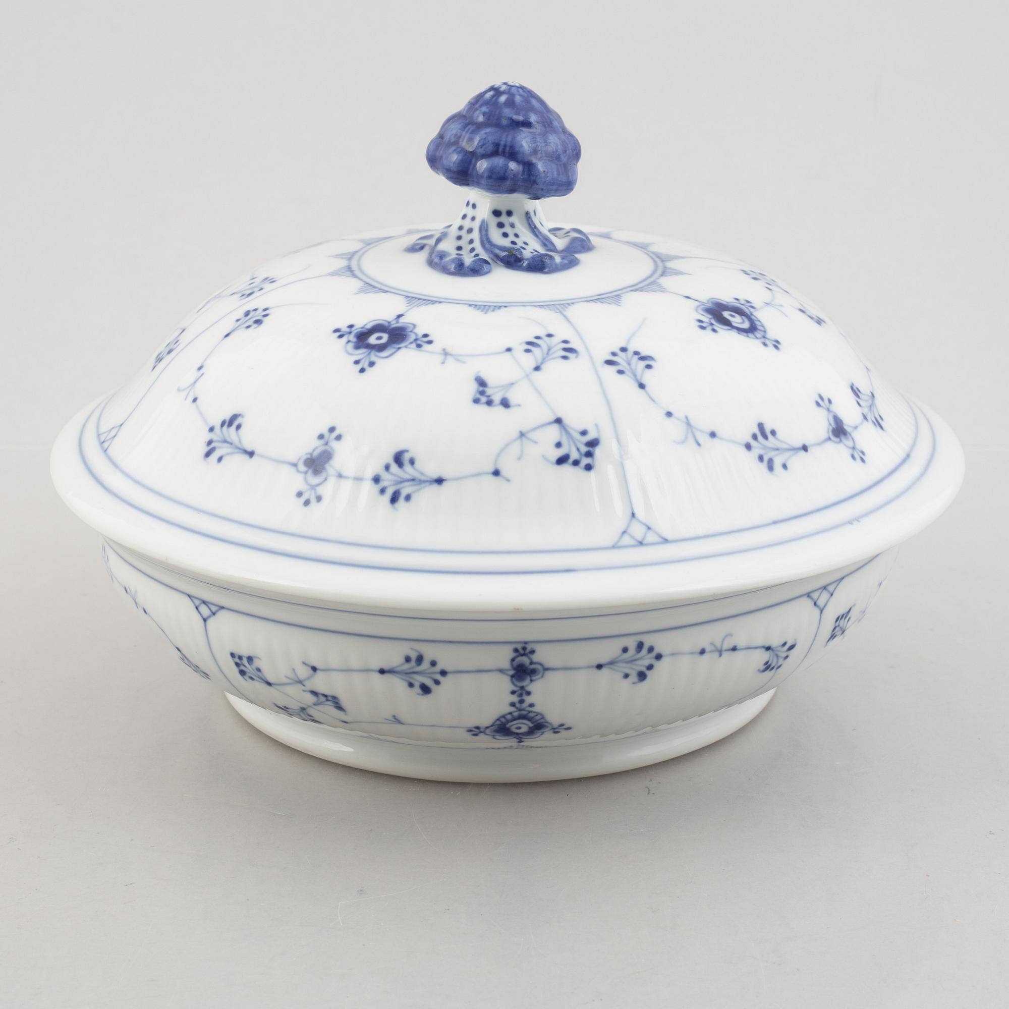 Mat- och kaffeservis, 78 delar, porslin, "Musselmalet", Royal Copenhagen, Danmark.