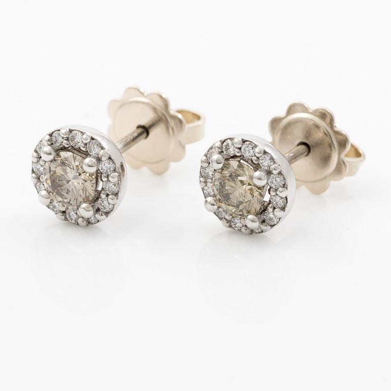 Earrings 14K white gold with light brown brilliant-cut diamonds and brilliant-cut diamonds.