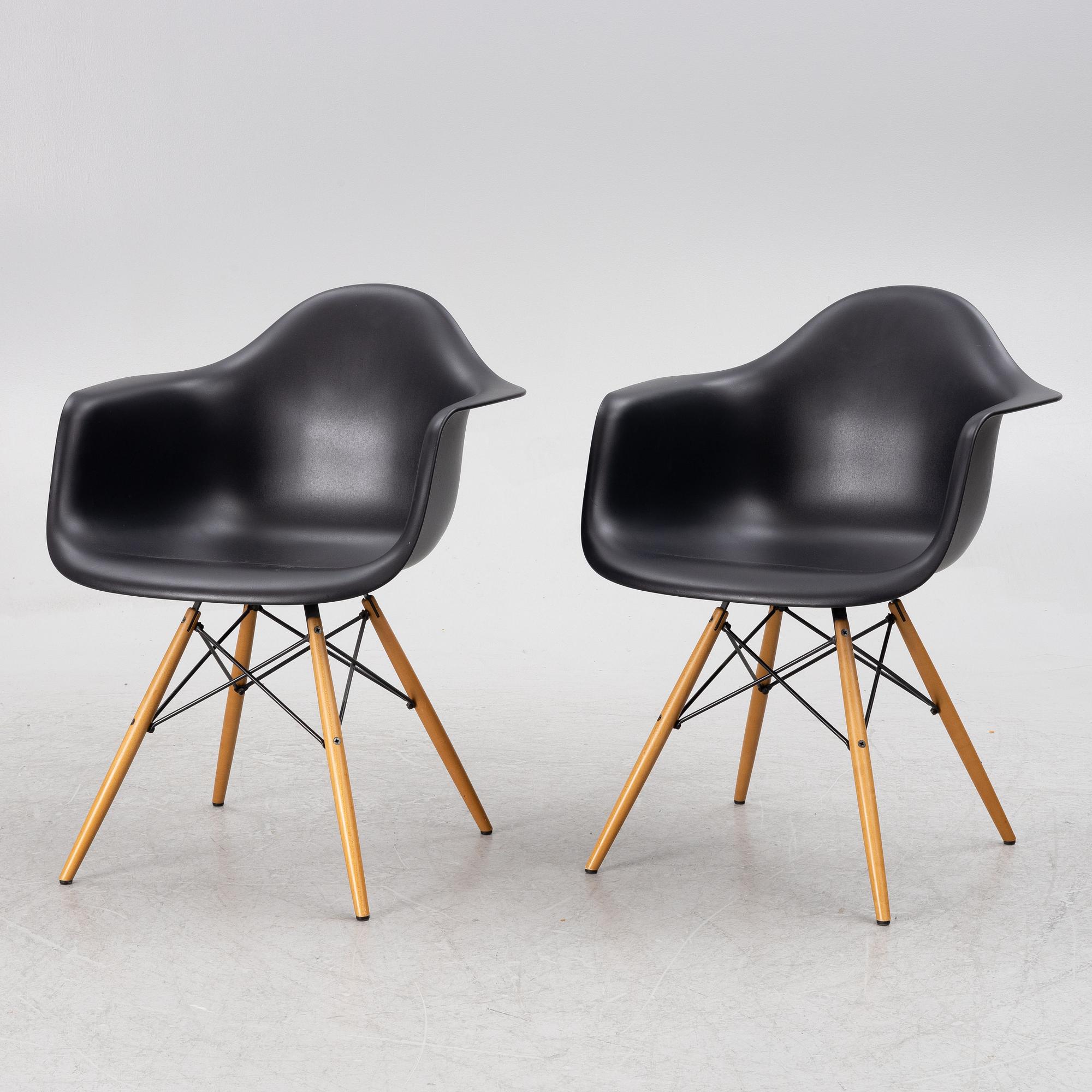 Charles & Ray Eames, stolar, ett par, "Plastic chair DAW", Vitra, Italien, 2015.
