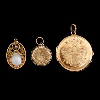 HÄNGEN, 3 st, 14 k guld och 18 k guld samt pärla. Total vikt ca 10 g.