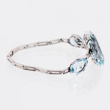ARMBAND, fasettslipade akvamariner, platina.