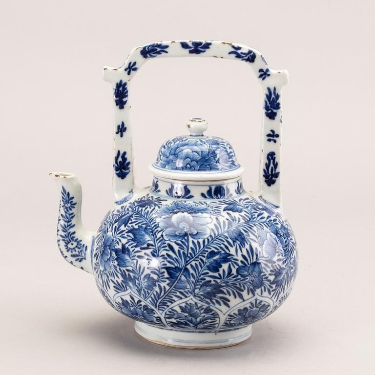 A large blue and white tea pot with cover, Qing dynasty, Kangxi (1662-1722).