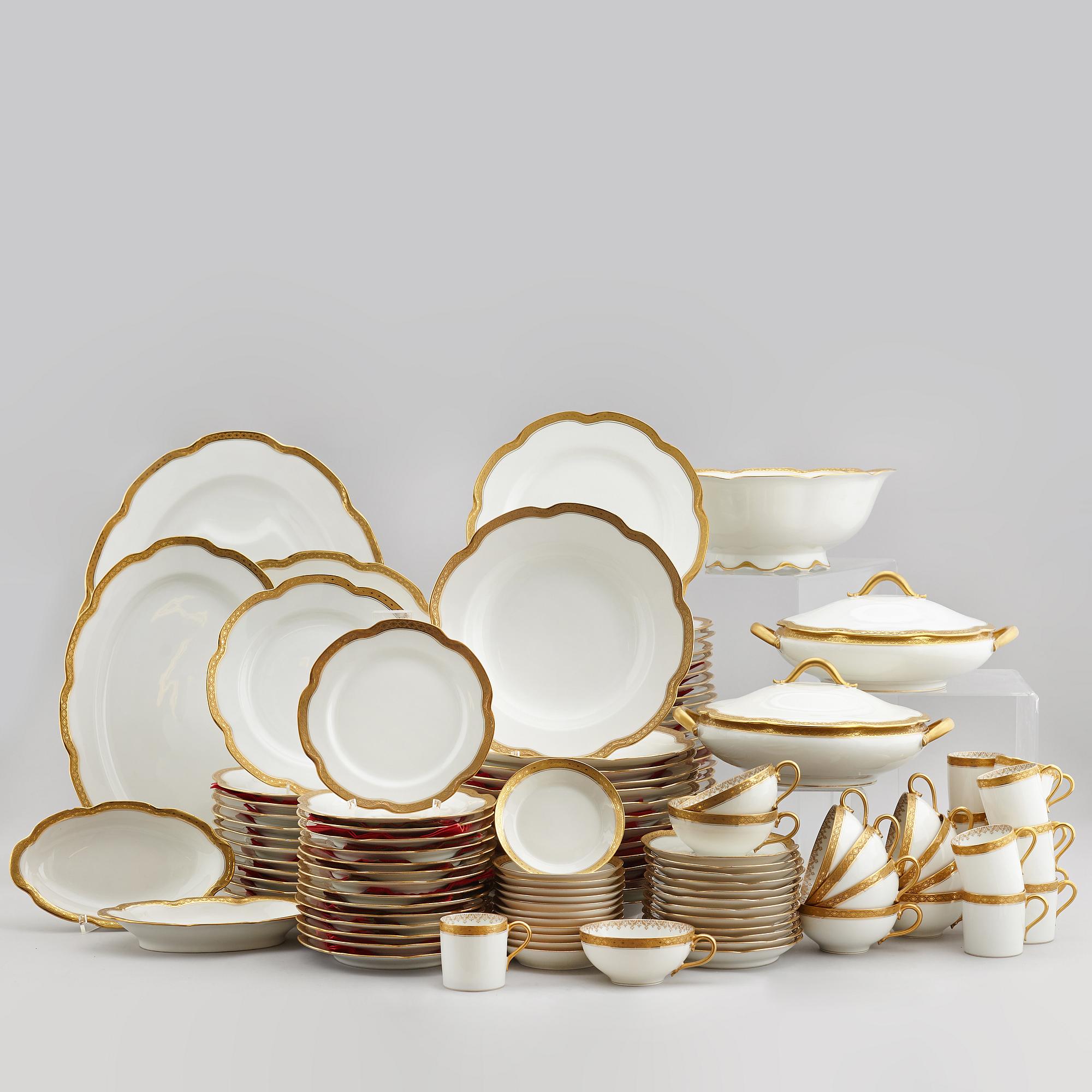 A 185 pcs porcelain dinner service from Frank Haviland, Limoges.