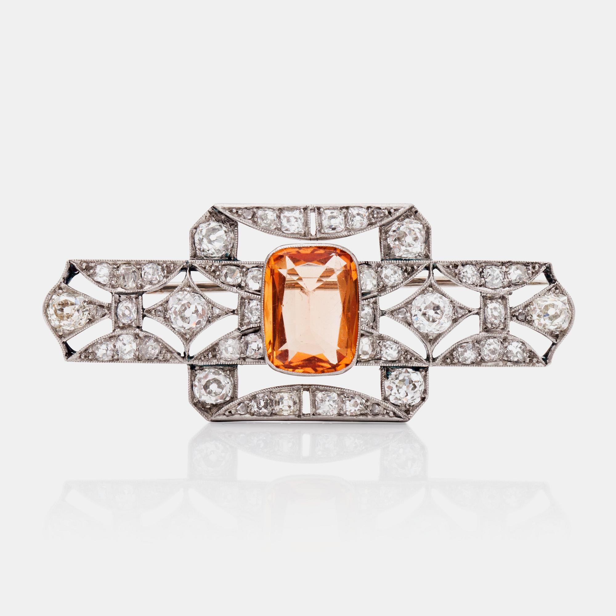 BROSCH med topas, ca 5.30 ct, samt gammalslipade diamanter totalt ca  2.00 ct.