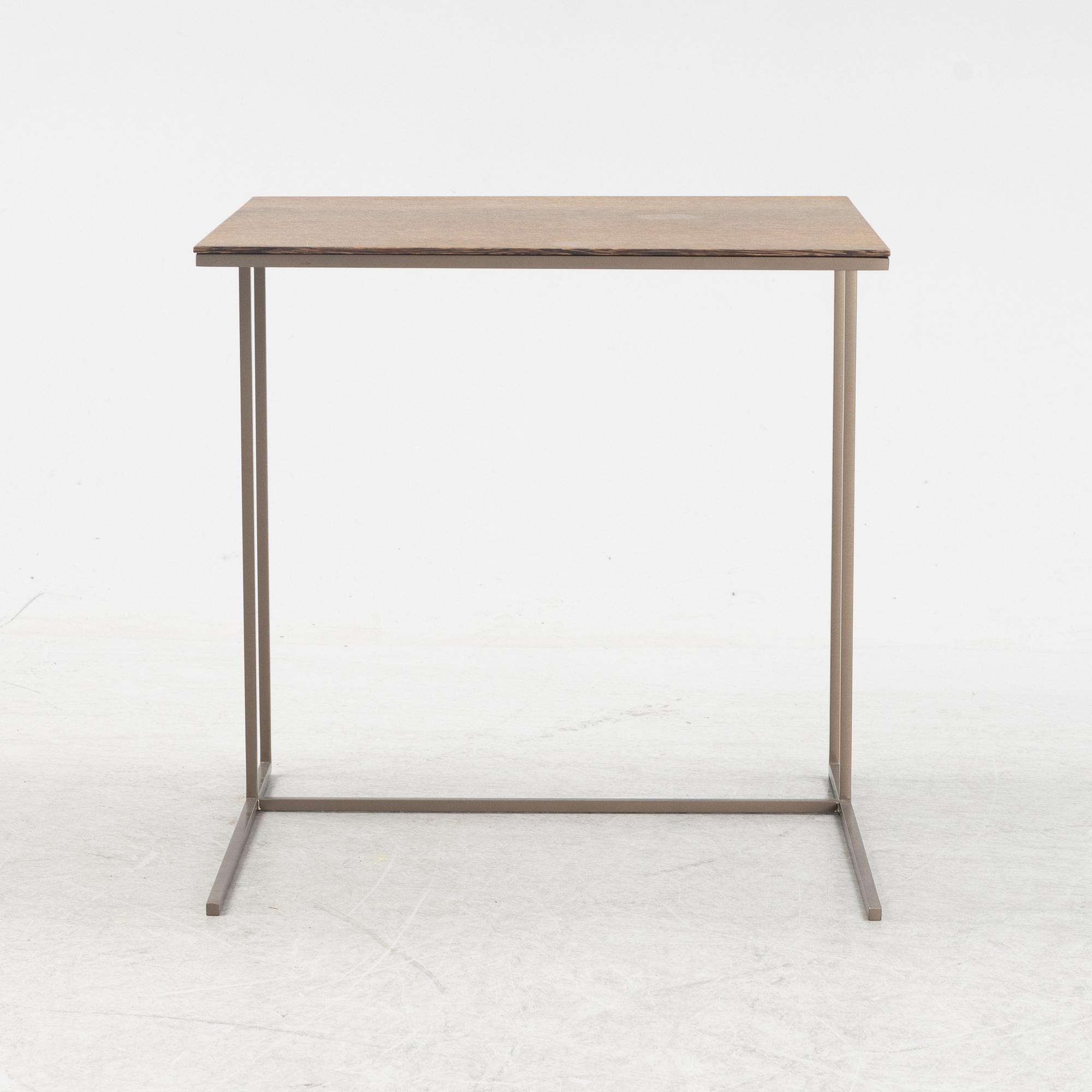 Rodolfo Dordoni, sidobord, ur Calder-serien, Minotti.