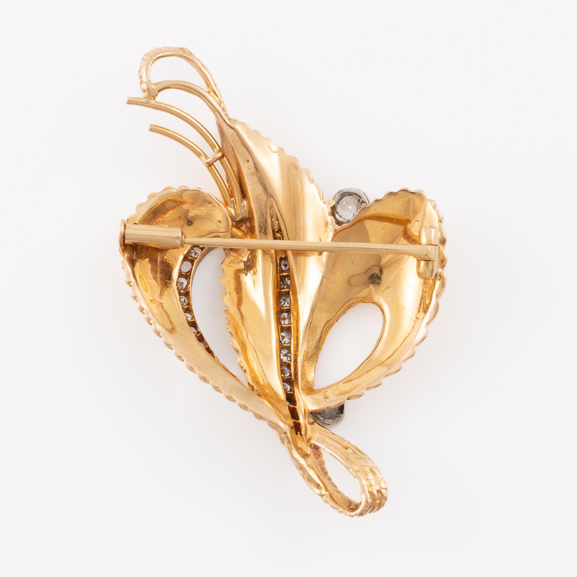 Brooch/pendant in 18K gold set with old- and eight-cut diamonds.