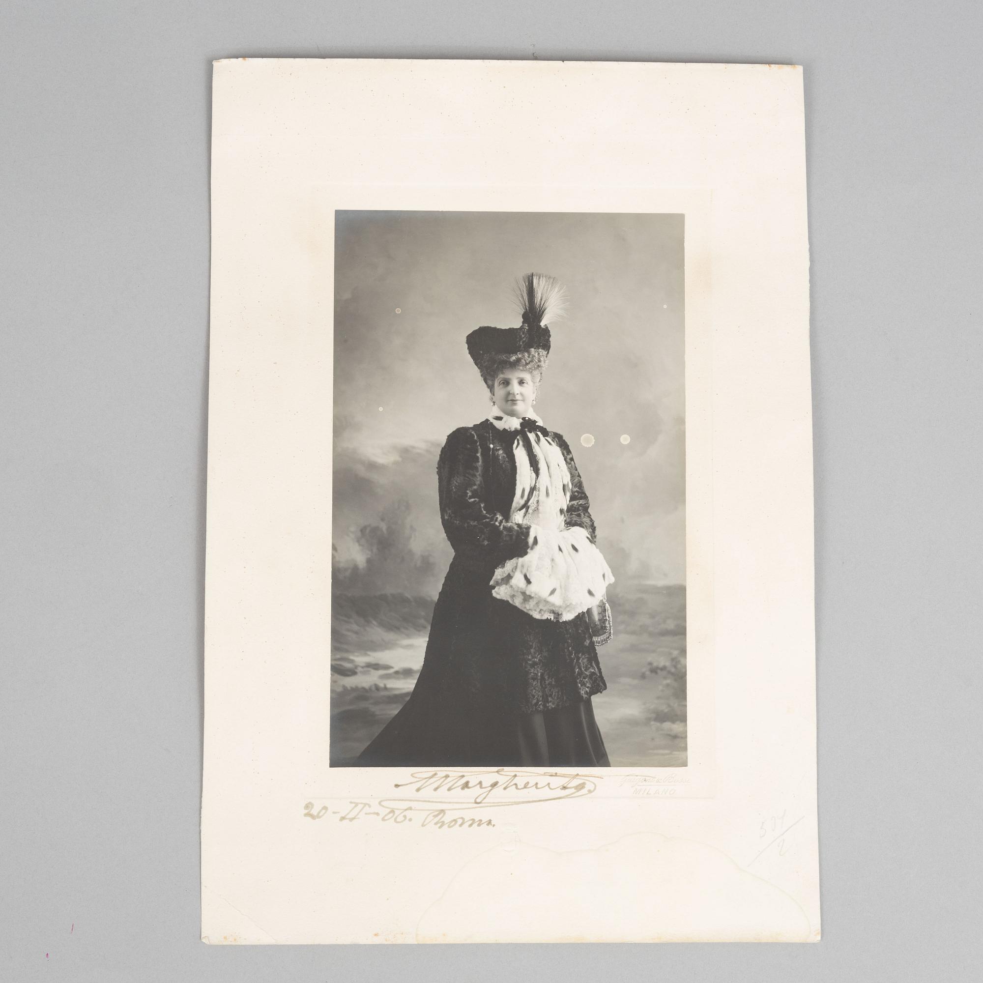 Fotografi av Margherita av Savojen, med egenhändigt signatur, daterat 20-II-06. Roma.