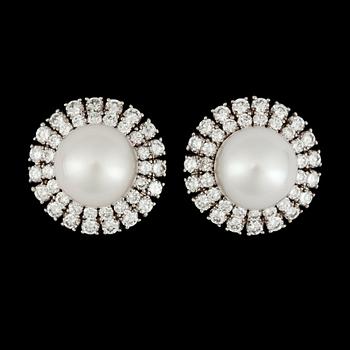 1267. ÖRHÄNGEN, odlade pärlor, 11,5 mm. och briljantslipade diamanter, tot. 3.57 ct.
