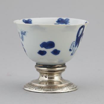 A blue and white cup, with a silver stand, Qing dynasty, Kangxi (1662-1722) and Netherland, 1844.