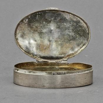 DOSA, silver, troligen J.F Löfgren, Karlskrona, 1842. Vikt 50 g.