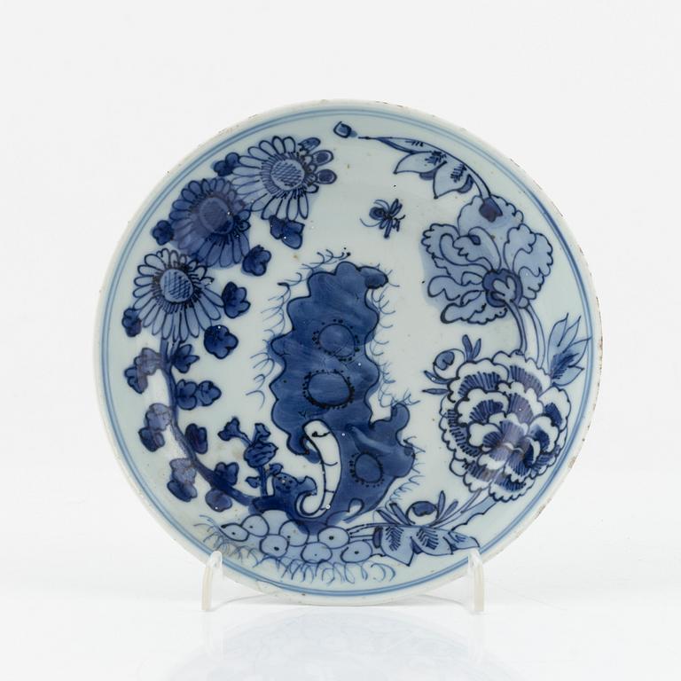 A blue and white porcelain dish, China, 17th century.