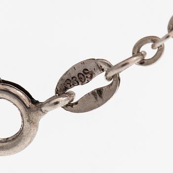 Elis Kauppi, A sterling silver necklace with a red carneol. Kupittaan kulta, Turku 1974.