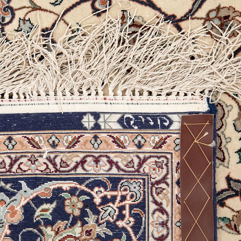 An Isfahan rug, central Persia  signed Davari, 225 x 148 cm.