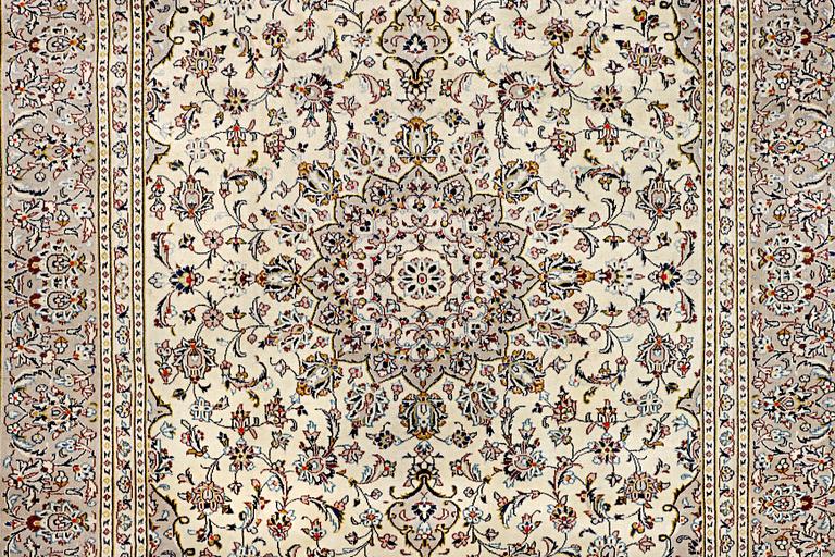 A Kashan carpet, c. 334 x 234 cm.