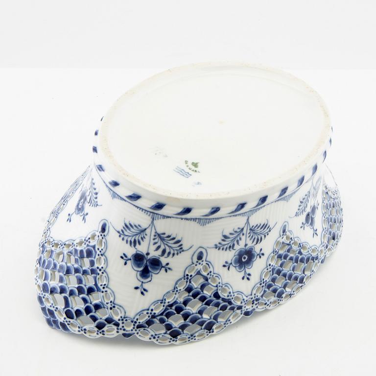 Porcelain lattice bowl "Musselmalet helblonde" Royal Copenhagen, Denmark.